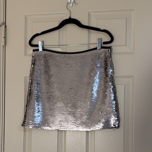 Zara Dresses & Skirts - Zara Silver Sequin Mini Skirt Sz 6